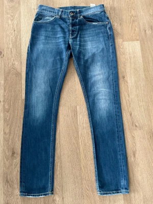 Dondup Jeans  - Säljer ett par helt nya ljusblå dondup jeans för endast 699kr!                                                                             Nypris:3999kr därav väldigt bra erbjudande.             Modell: skinny fit                                                            Om ni har några frågor är det bara att fråga på!