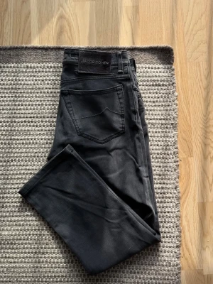 Jacob Cohen Jeans - Snygga grå jeans från Jacob Cohen. Modellen är Bard. Äkta med certieringsbevis från certilogo. Skriv om du vill ha mer info eller bilder.