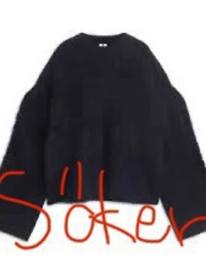 SÖKER denna tröja från arket med volang på armarna i storlek XS eller S🩷 - Söker den här stickade tröjan från Arket i mörkblå eller vit i storlek XS eller S. Hör av er om ni är intresserade av att sälja🩷 Pris kan diskuteras!☺️ 