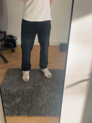 Levis 511 - Säljer ett par mörkblå Levis 511. Jeansen är i ett mycket bra skick och är knappt använda. Perfekt för an avslappnad och stilren look