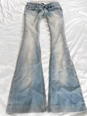 Ljusblå super lågmidjade bootcut jeans - Såååå sjukt snygga vintage ljusblå superlågmidjade bootcut jeans! 😩🙏🏼💓Midjemått: 36 cm Innebenslängd: 80 cm, står storlek. 34 i