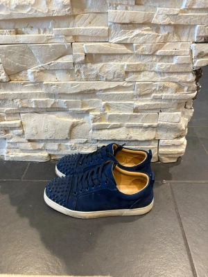 Christian loubitons - Ett par fräscha loubs som har mycket liv kvar! | storlek; 43 | Box kan lösas! | Skick; 8/10 | 2 spikar på båda skor har tyvärr lossnat | Pris kan diskuteras vid en snabb och smidig affär/Mvh Nitro 👨🏽‍🎨