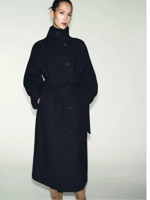 Lång kappa Zara - Jättefin lång svart kappa, med både knappar band samt välja om man vill ha lång krage eller inte och väldigt trendigt just nu!🔥🤩