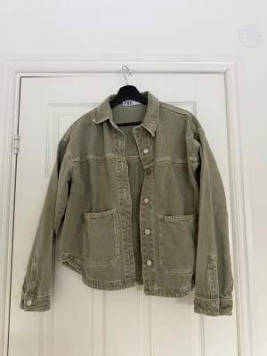Grön jeansjacka från ZARA - Grön jeansjacka från Zara i storlek XS, fint skick.