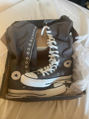 Knähöga converse - Ett par knähöga gråa converse i storlek 36. Aldrig använda/helt nya!! Skicka gärna prisförslag :) om det är något du funderar över så är det bara att fråga!!