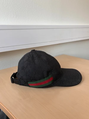 Svart Gucci Keps - Säljer en Äkta svart Gucci Keps då jag tröttnat på den, och ska köpa mig en ny. Har ej box eller kvitto pågrund av att det var så länge sen jag köpt den. Fräschar såklart upp den innan den säljs! Pris kan diskuteras vid snabb affär 🤝