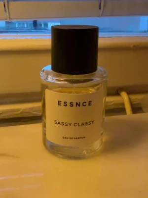 Essnce ”Sassy Classy” - En väldig fräsch blommig & kryddig  doft.                       Har används cirka lite mer än hälften se bilder