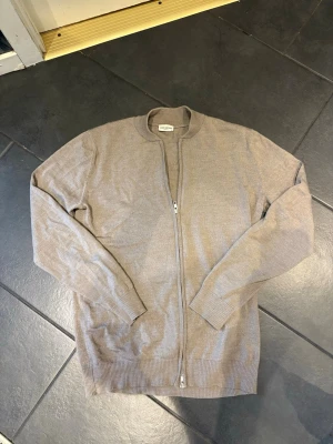 John Henric tröja - Super fräsch och snygg Merinoull John Henric zip up! | Storlek; M | skick; 9/10 | Köpt av en polare och kom aldrig till användning av oss båda. | Pris kan diskuteras vid en snabb och smidig affär! /Mvh Nitro 👨🏽‍🎨