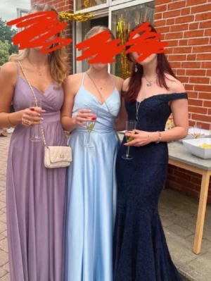 Ljuslila lång klänning med v-ringning - Säljer en elegant ljuslila långklänning med v-ringning och smala axelband. Klänningen har omlottliv och markerad midja, samt ett lätt glittrande tyg som ger en lyxig känsla. Perfekt för bal eller student. Nypris 1800 och endast använd en kväll