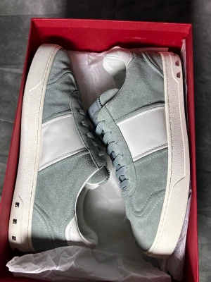 Valentino flycrews  - Mycket fint skick, som nya med alla nitar kvar | Size 38,5 passar 39  | nypris är 7000 men skorna tillverkas inte längre | box medföljer | fraktar spårbart inom 24 timmar |  för att köpa klicka ” köp nu” | vid frågor skriv ett meddelande |