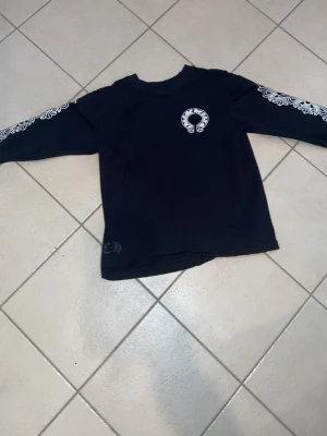 Chrome hearts longsleeve  - Den är size S/M men skulle rekommendera som S för lite baggy stil. Är använd några gånger men fortfarande som ny.