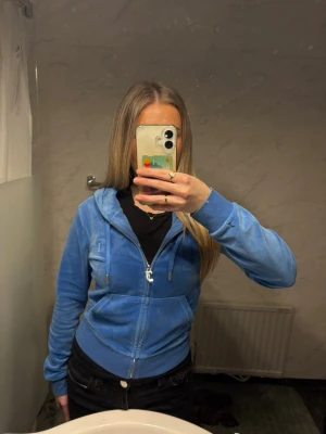 Blå juice couture ziphoddie - Säljer min blåa hoddie från juicy couture för den inte kommer till användning lämgre. Är i storlek S men passar även Xs. Har en defekt på höger nedre arm (se sista bilden). Skriv om ni har funderingar om pris osv💗💞