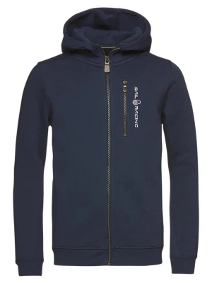Marinblå hoodie från Sail Racing - Snygg marinblå hoodie från Sail Racing med dragkedja framtill och en extra bröstficka med zip. Hoodien har en klassisk huva och logga tryckt på bröstet. Tillverkad i mjukt och bekvämt material, perfekt för chill dagar eller när du vill ha en clean look. Storlek s