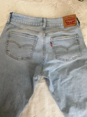 Levis superlow flare jeans - Levis superlow flare jeans - whoops i did it. Endast testade, inga defekter. W27 L32