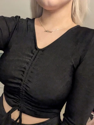 Långärmad topp - Men kan knyta och dra ihop tröjan så mycket man vill, lite skimrigt/glittrigt tyg.😊