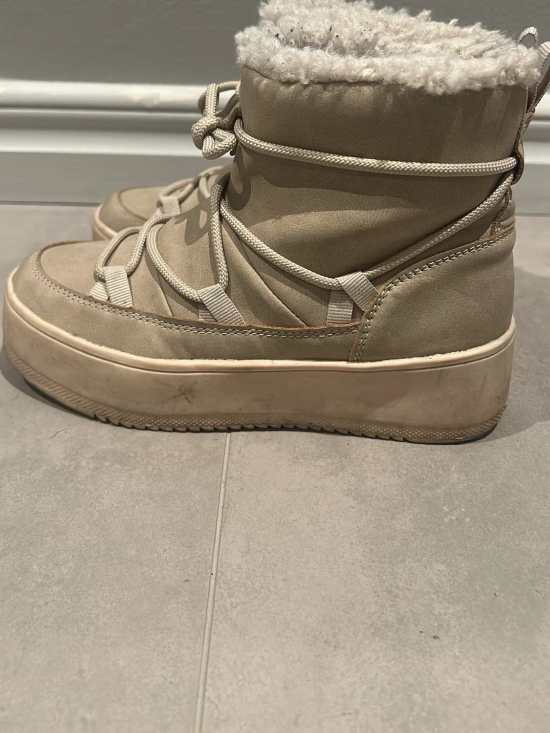 Beige fejk Inukiis med fuskpäls - 4