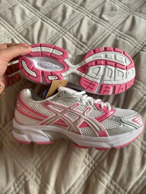 ASICS SNEAKERS - Asics storlek 40, små i storlek passar 39 också. 