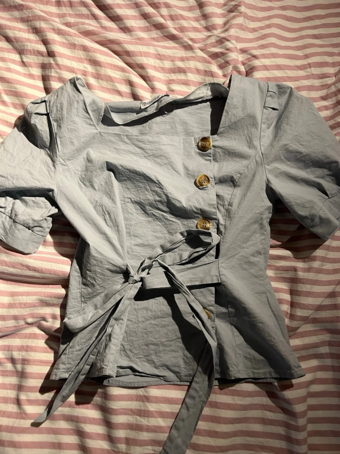 Ljusblå blus med knappar och knytband - 1