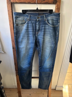 Tiger of Sweden jeans 33/34” - Trendiga jeans i mörk tvätt och slim modell (Evolve). Knappt använda.  Nypris: 1900kr Innerbenslängd: 79 Midja rakt över: 44
