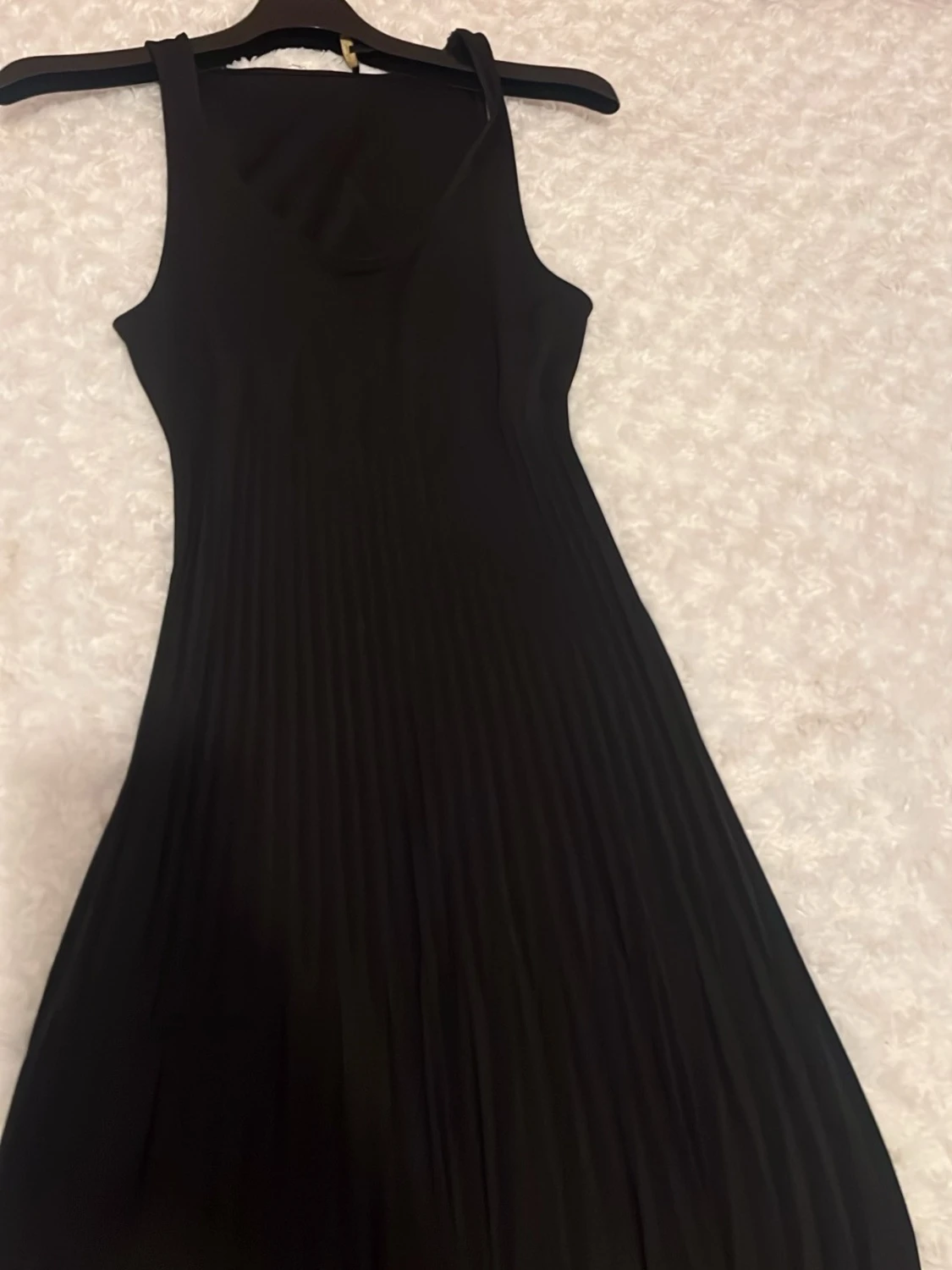 Midjad Svart långklänning i plisserad modell - 3