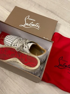 Äkta Christian Louboutin  - Bra skick behövs bara en rengöring 💞