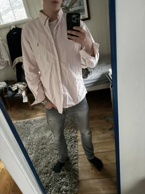 Ralph Lauren Skjorta - Snygg randig rosa Ralph Lauren skjorta | Kanon skick | Modellen på bilden är 182 och väger 70 kg | P078