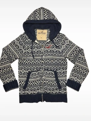 Stickad hoodie från Hollister XL/L - Stickad hoodie från Hollister i marinblått och vitt med snyggt vintermönster. Passar både L och XL. Dragkedja framtill, två fickor och ribbade muddar. Klassisk Hollister-logga på bröstet och justerbar huva med snören. 