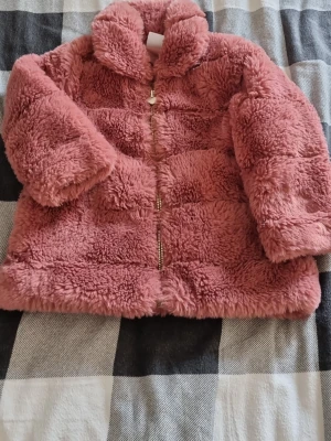 Mjuk jacka - En mjuk och öanvänd jacka bra för flickor med rosa färg