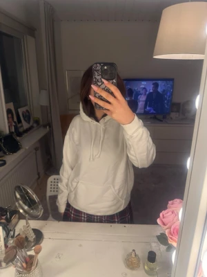 Vit bikbok hoodie - En super fin hoodie från bikbok som aldrig använts. Den är i storlek xs och är sann i storlek. Den är väldigt mjuk på insidan och bekväm att ha på sig💕