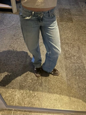 Låg midjade ljusblå baggy jeans - Säljer ett par ljusblå baggy jeans från 157. Perfekta för en chill och trendig look.