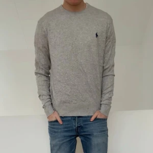 Ralph Lauren Kashmir tröja - Säljer en nice grå tröja från Ralph Lauren i Kashmirblandning. Tröjan är i bra skick och är i strl L men sitter som en M! Hör gärna av er vid frågor elr funderingar!!