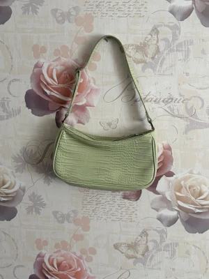 Mintgrön väska från monki  - Dragkedja, liten axelväska 