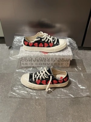 Converse x CDG Play skor - Hejjjj och välkomna till Liljestrands jag säljer nu dessa unika CDG skorna de är endast använda 1 gång inga defekter ny skick vita sko snören medföljer vid köp och kan gå ner i pris de är storlek 40 men passar 41 skulle jag säga kom med frågor och bud mvh Liljestrand.