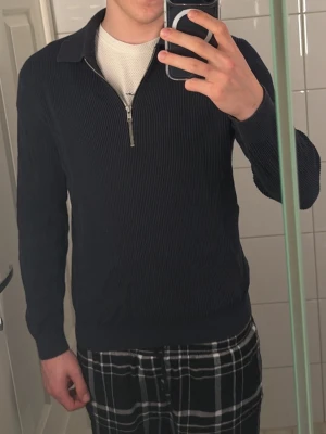 Tröja från NN07 - En riktigt fet tröja från NN07 nypris ≈ 1600 mitt pris \ 499kr. En liten defekt i armhålan av tröjan men den är inte så synlig med tanke på dens placering. Jag är 180 70kg. Hör gärna av er vid tankar eller funlderingar