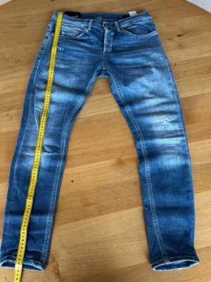 Dondups George jeans med slitningar - Dondup jeans i modellen George! | storlek 30| super fint skick | hör av dig vid funderingar! | fraktar inom kort  J1