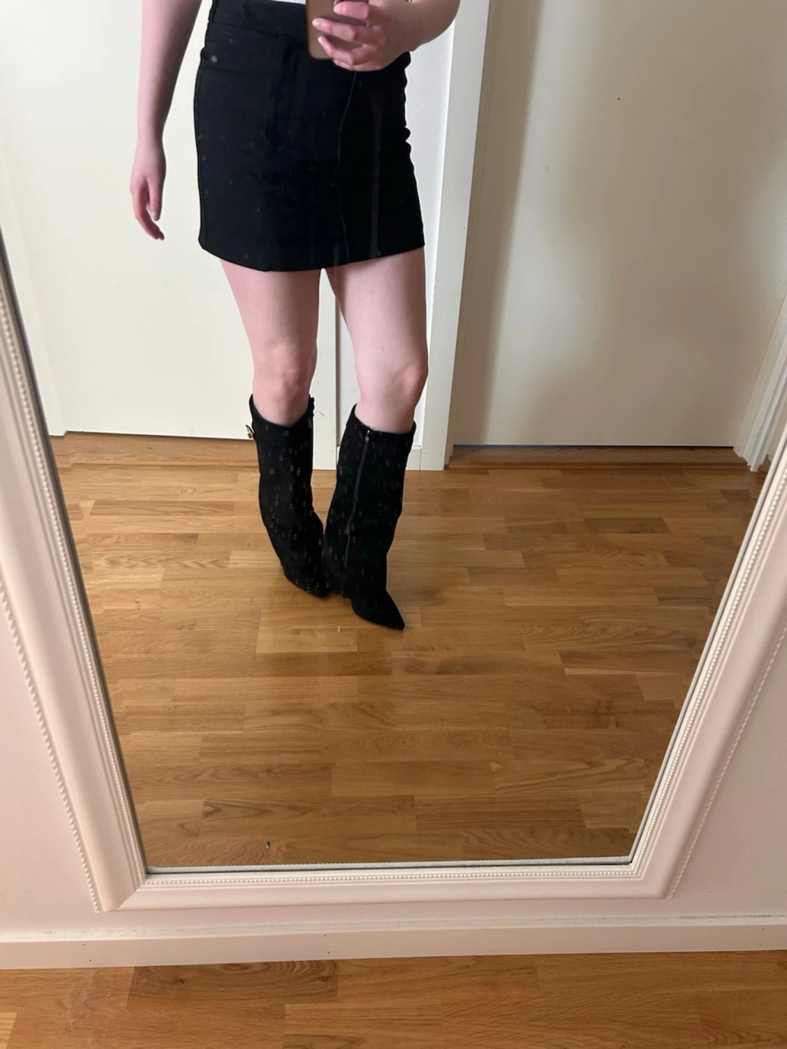 Svarta knähöga stövlar i mocka - 4