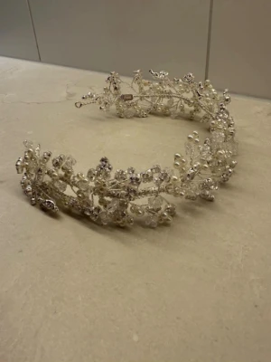Diadem med pärlor och kristaller - Hårdiadem från Crown by Mellose. Använd endast en gång. Ordinarie pris: 1700kr