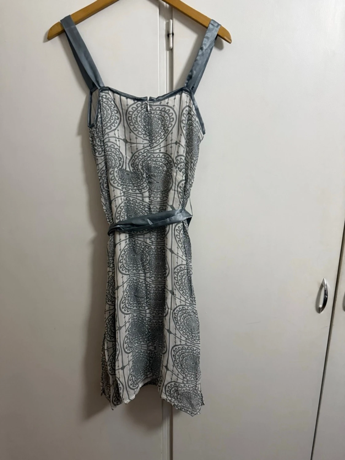 Vit och grå kortklänning med mönster från Flash - 1