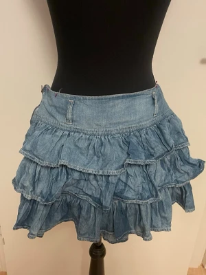 Blå volangkjol i denim - Snyggaste kjolen i volang denim lågmidjad 