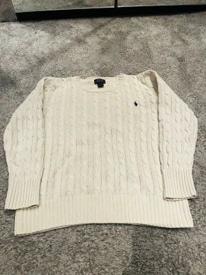 Vit kabelstickad tröja Polo Ralph Lauren - Rikitigt det RL stickad tröja, säljer eftersom för liten. Den är för 10-12 år och storleken är M i barn. Jag gissar att den passar för folk som är 152 och lite över och under. Skriv om ni har några frågor🤝🤩