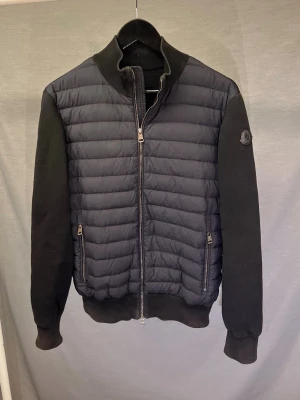 Moncler cardigan - ! Size M! Skick 8/10! Box, påse, kvitto, orderbekräftelse, äktehetscertifikat ingår! Nypris ca 14.000kr. Obs! Reserverad! 