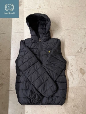 Lyle & Scott jacka - Säljer en lyle & scott vinterjacka. Använd sparsamt💰.                                                   •Storlek: S.                                                                    •Färg: Svart◼️.                                                                    •Skick 7/10.                                                                 Kom privat om du undrar något