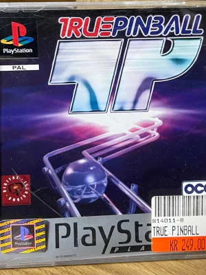 True Pinball (PlayStation) - True Pinball till PlayStation, komplett med fodral och manual. Klassisk flippersimulator med realistisk bollfysik, 2D/3D-vyer, multiball och videolägen. Fodral och skiva i gott skick, endast mindre bruksspår.