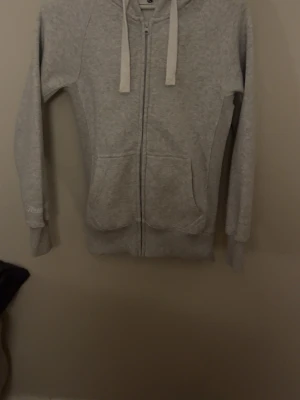 Russemerch zip hoddie  - Ny fräch russemerch zip hoddie som enbart är använd en gång. Storlek xs