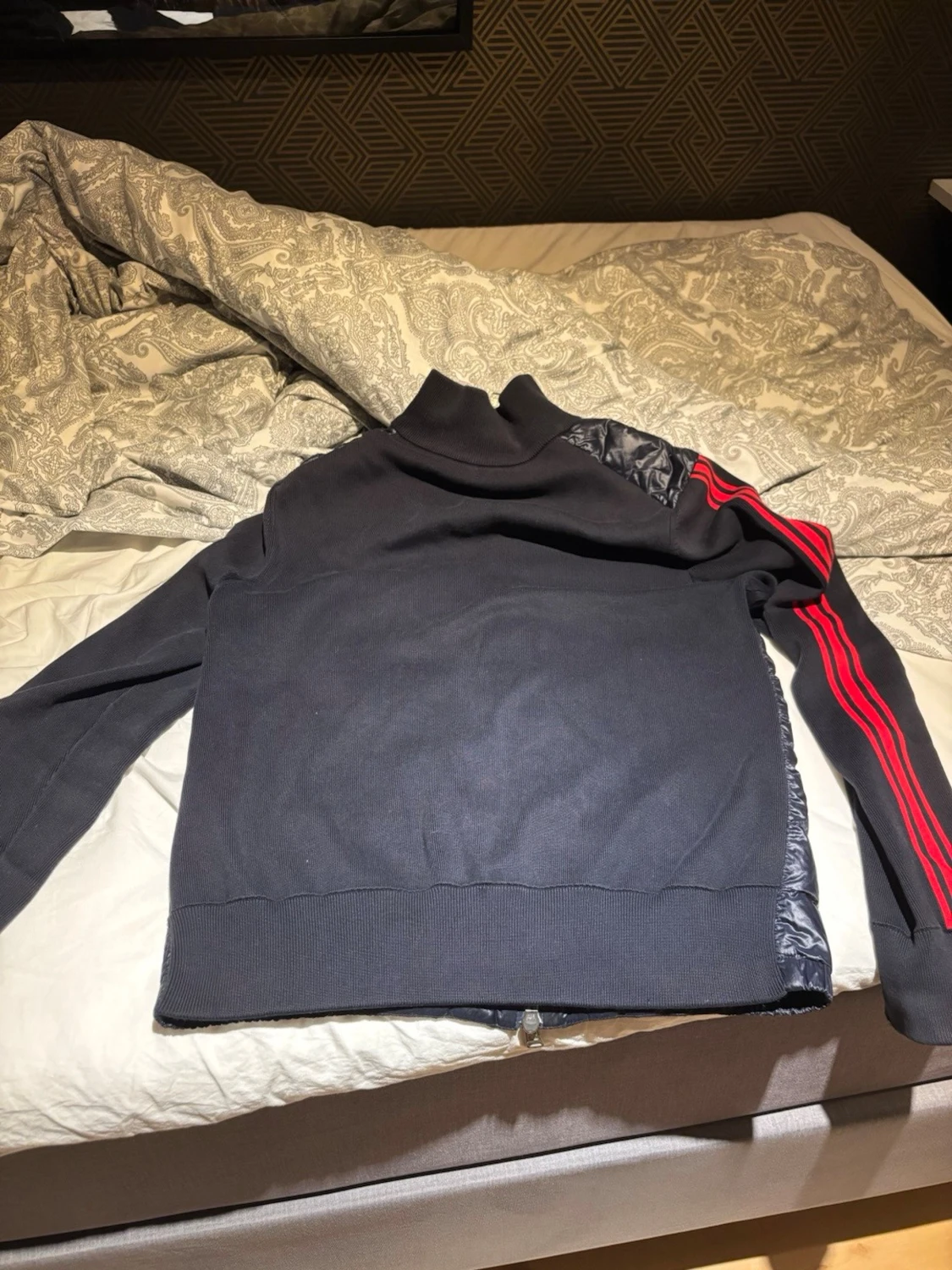 Moncler pufferjacka med röda ränder - 1