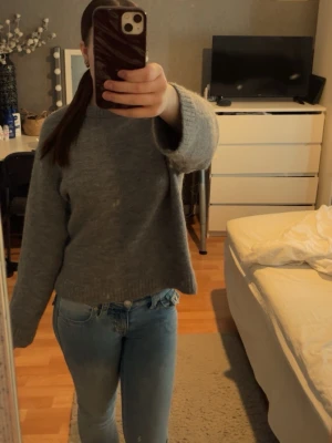 Grå stickad tröja - Använt fåtal, inga defekter. Passar även storlek S