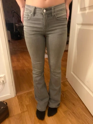 Gråa lowaist jeans från Gina tricot 🩶 - Fina gråa jeans från Gina tricot, använda men absolut inte slitna! Älskar deras pass form och skulle gärna fortsätta använda dom om storleken passade! Jensen är i storlek 32