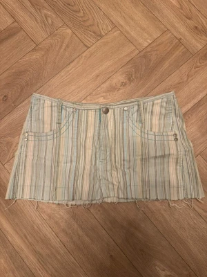 Jättesnygg jeanskjol från flash - Jag kollar intresset på min jättesnygga randiga jeanskjol som inte går att får tag på längre, därav högre pris❣️