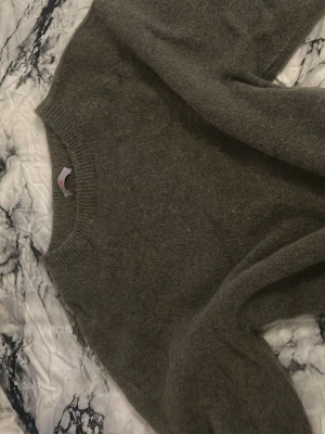 En stickad t-shirt  - Den är i storlek s. Den är gjord av ull därvar priset(kostar också 1000 orginal pris) Aldrig använd då den var för liten för mig🩷