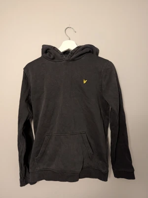 Lyle & Scott Hoddie - Säljer svart Lyle & scott Hoddie i storlek XS eller XL i barnstorlek. Hoddien är helt defekt fri. Priset är inte hugget i sten och det är bara att höra av sig vid frågor och funderingar!